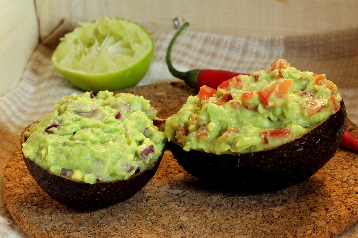 Guacamole z pomidorem i cebulą