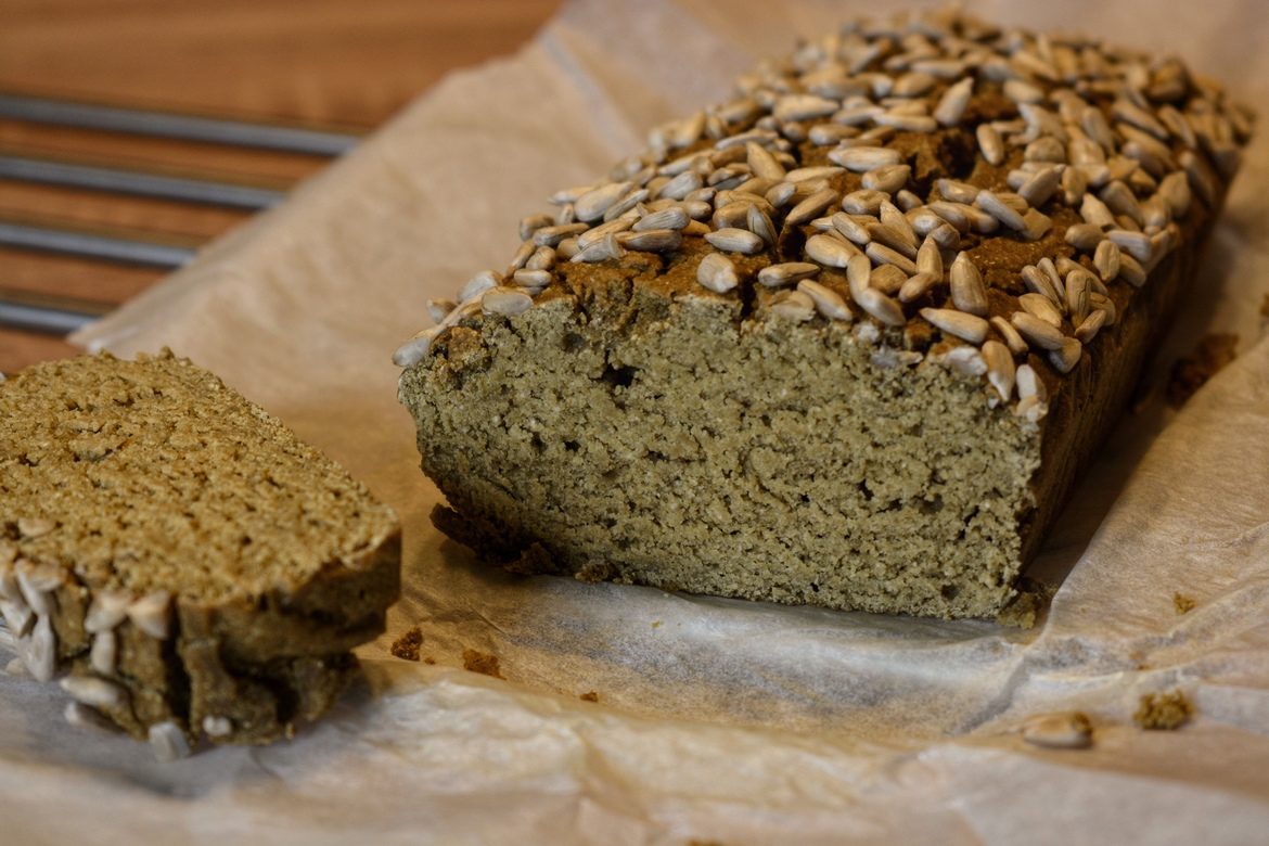 Bezglutenowy chleb wegański, Justyna Krzemińska (Lenda), dietetyk kliniczny online, Just Food Therapy, poradnia dietetyczna fot 1